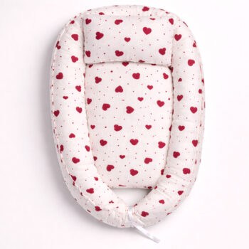 βρεφική φωλιά ύπνου με σχέδιο καρδιές