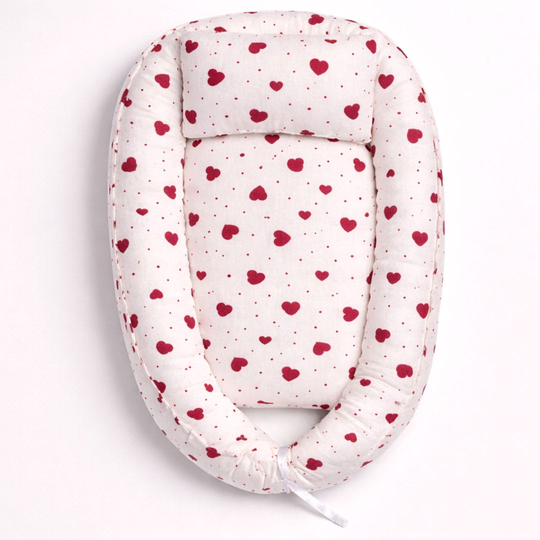 βρεφική φωλιά ύπνου με σχέδιο καρδιές