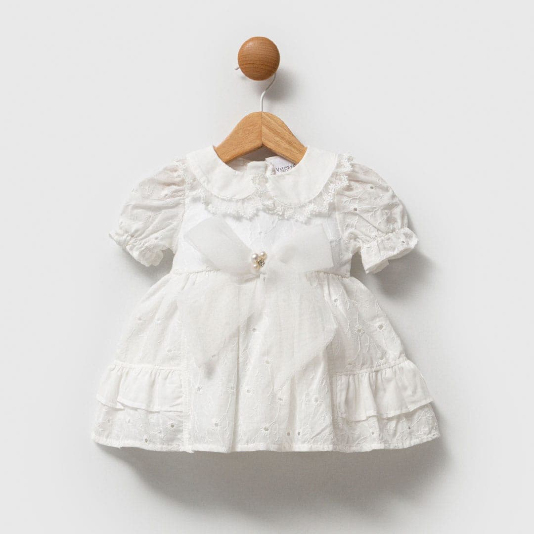βρεφικό φόρεμα κιπούρ λευκό με γιακά και βολάν