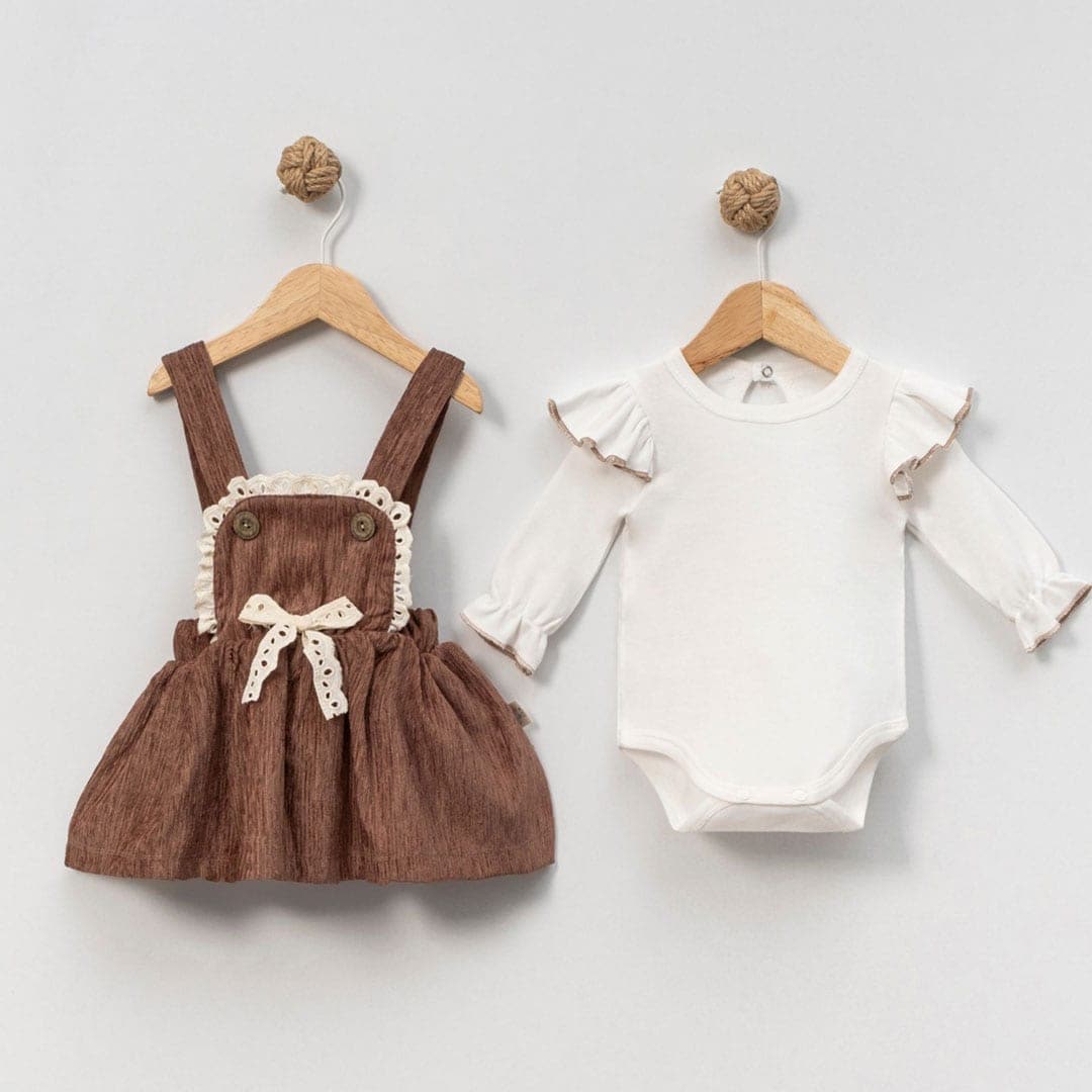 vrefiki-salopeta-fousta-kafe βρεφική σαλοπέτα φούστα καφέ με λευκό κορμάκι και δαντέλα