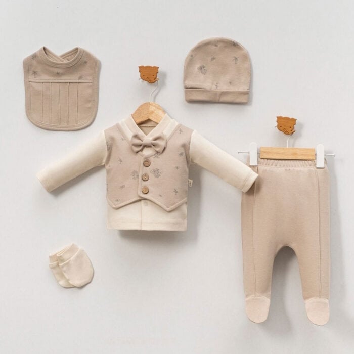 σετ δώρου για νεογέννητο αγόρι μπεζ με γιλεκάκι και παπιγιόν