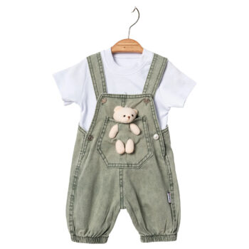 Βρεφική τζιν σαλοπέτα πράσινη με λευκό μπλουζάκι και αρκουδάκι στο μπροστινό μέρος