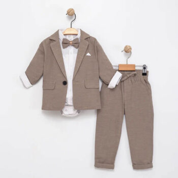 Βρεφικό κοστούμι με σακάκι καφέ για αγόρι με λευκό πουκάμισο, παπιγιόν και παντελόνι