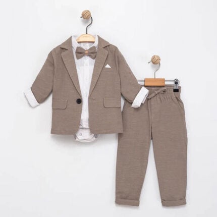 Βρεφικό κοστούμι με σακάκι καφέ για αγόρι με λευκό πουκάμισο, παπιγιόν και παντελόνι