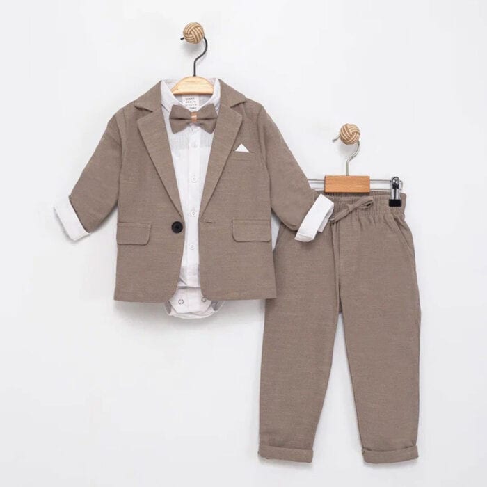 Βρεφικό κοστούμι με σακάκι καφέ για αγόρι με λευκό πουκάμισο, παπιγιόν και παντελόνι