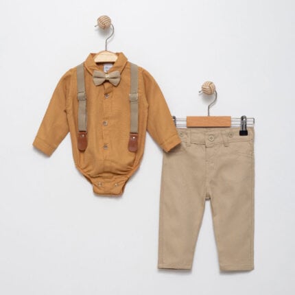Βρεφικό κοστούμι με τιράντες και παπιγιόν για αγόρι με καφέ πουκάμισο και μπεζ παντελόνι