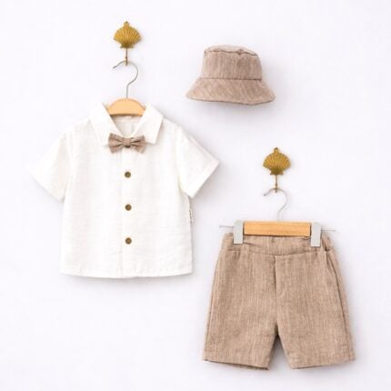 βρεφικό κοστούμι σετ με παπιγιόν και καπέλο με λευκό πουκάμισο και μπεζ λινό σορτσάκι για αγόρι