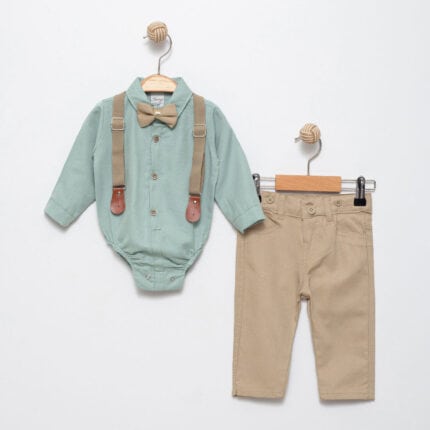 Βρεφικό κοστούμι με τιράντες και παπιγιόν πράσινο με μπεζ παντελόνι για αγόρι